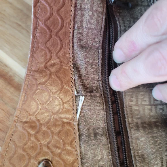 💕💕Vintage Authentic "RARE"Fendi crossbody bag💕💕 - Picture 7 of 9